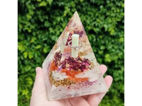 Pyramida prstýnek lásky, květy, křišťál fosforuje