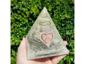 Pyramida lásky s růženínem fosforuje