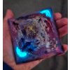 Pyramida intuice s ametystem fosforuje