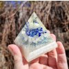 Pyramida lapis lazuli jemně fosforuje