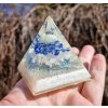 Pyramida lapis lazuli jemně fosforuje