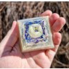 Pyramida lapis lazuli jemně fosforuje
