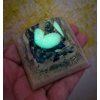 Pyramida lapis lazuli jemně fosforuje