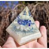 Pyramida lapis lazuli jemně fosforuje