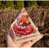 Pyramida ženství - granát, křišťál, fosforuje