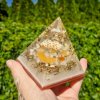 Pyramida křišťál, jemně fosforuje