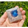 Pyramida lapis lazuli, křišťál
