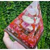 Pyramida lásková s růženínem, fosforuje, svítící