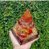 Pyramida mayského ohně,  jaspis, křišťál, jemně fosforuje