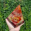 Pyramida mayského ohně,  jaspis, křišťál, jemně fosforuje