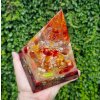 Pyramida mayského ohně,  jaspis, křišťál, jemně fosforuje