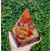 Pyramida mayského ohně,  jaspis, křišťál, jemně fosforuje