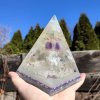Pyramida velká ametyst fosforuje