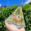 Pyramida lásky a štěstí se zlatem 24 karátů, růženín, fosforuje