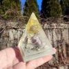 Pyramida ametyst fosforuje