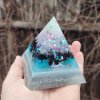 Pyramida se šungitem fosforuje