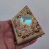Pyramida zlato 24 karátů jemně fosforuje