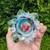 Svícen lapis lazuli, křišťál s fosforujícími delfíny lotosový květ velký