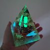 Pyramida prstýnek lásky, květy, křišťál fosforuje