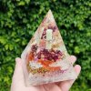 Pyramida prstýnek lásky, květy, křišťál fosforuje
