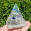 Pyramida lapis lazuli fosforuje