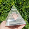 Pyramida lásky s růženínem fosforuje