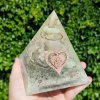 Pyramida lásky s růženínem fosforuje