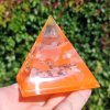 Pyramida karneol křišťál, jemně fosforuje
