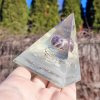 Pyramida vnitřní očisty s ametystem, fosforuje