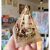 Pyramida kytičky s granátem, fosforuje