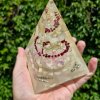 Pyramida andělská s granátem, jemně fosforuje