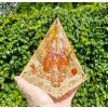Pyramida portálů s jaspisem, jantarem a granátem