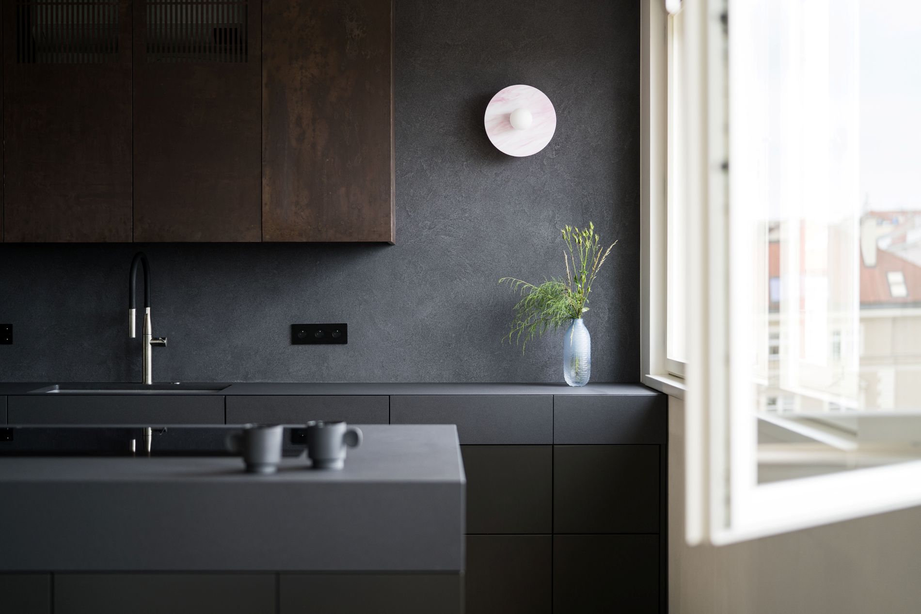 Černé vypínače a zásuvky: kdy je černá barva nejlepší volba (a kdy ne)