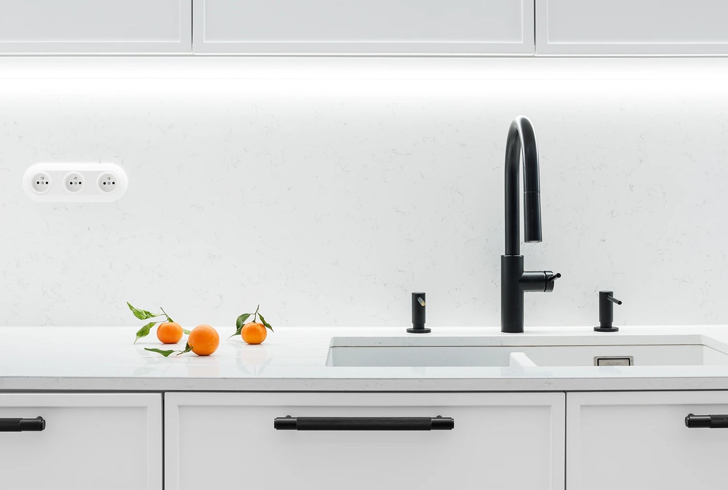 Jak sladit vypínače a zásuvky s barvou stěny