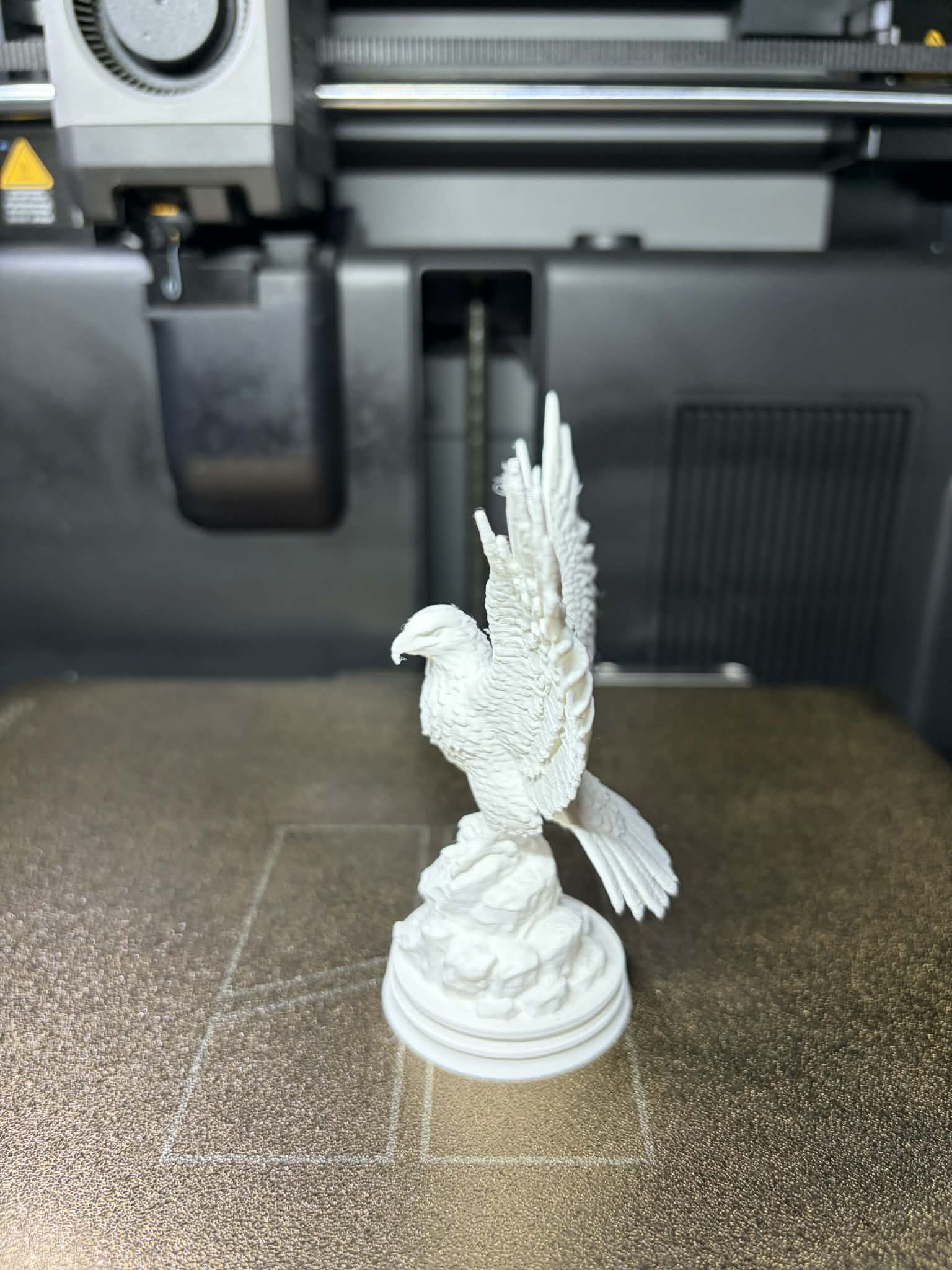 Detail vytištěného orla přímo na tiskárně z galerie Duo3DPrint
