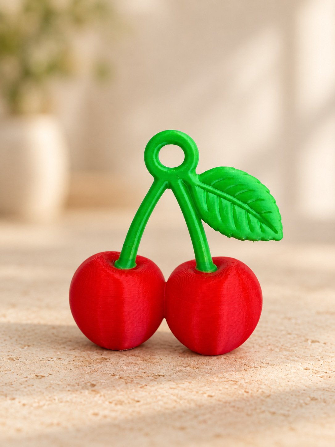Červeno-zelená třešňová klíčenka Duo3DPrint; prostředí upravené pomocí AI