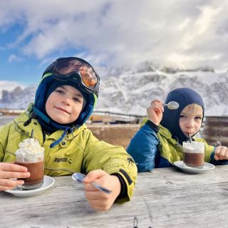 Když by se vá teď dítě tvrdilo, že helma stačí... Že v normální kukle je vedro... . Všechna ta místa, co helma nezakryje,...