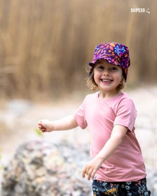 "Neberu si čepici. Já už mám léto!" "Jak jsi na to přišel? Vždyť venku je na trávě zmrzlá jinovatka." "Už týden mám léto!"...