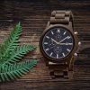 Pánské dřevěné hodinky Duppau Caio Walnut  dřevěné pozadí