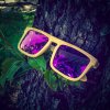 Dřevěné sluneční brýle z bambusu Duppau Purple pod stromem