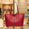 damen shopper handtasche duppau lara rot in einem luxusladen