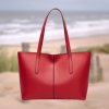 damen shopper handtasche duppau lara rot am strand
