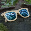 holz sonnenbrille duppau carbon blue auf dem gesicht blick von links in den wald