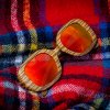 Holz Sonnenbrille Duppau Fly Zebra Orange auf Picknickdecke