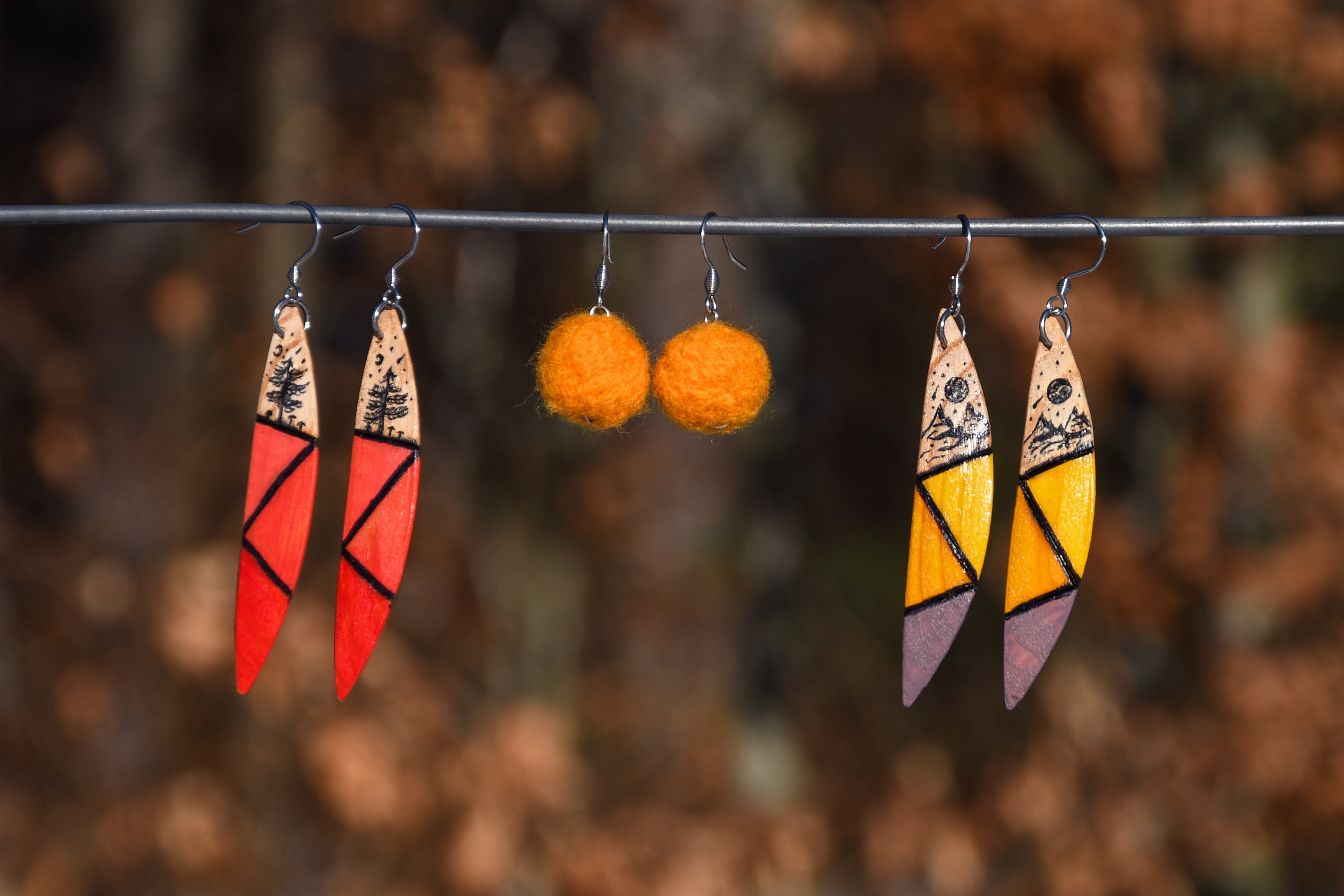 Náušnice z modřínového dřeva s ručním vypalováním a malbou.