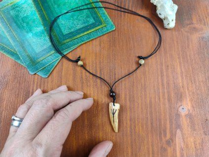 runa ALgiz dřevitý jaspis, santal (2)