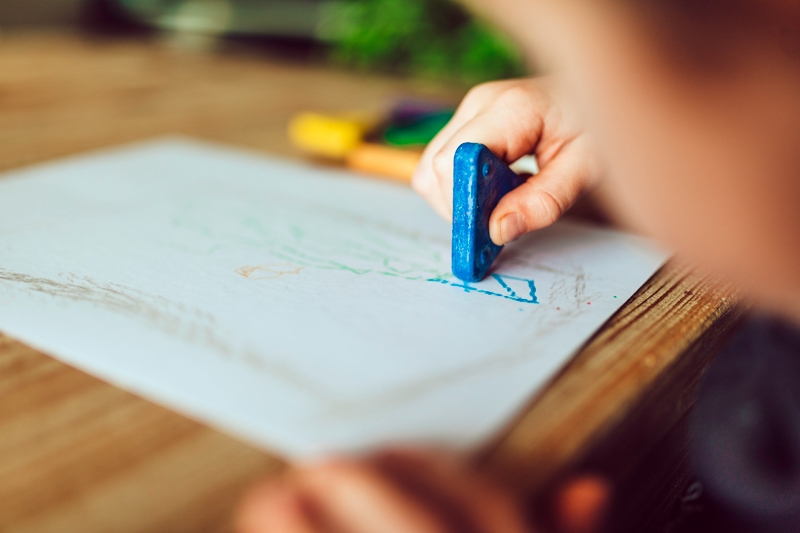 Zdravý vývoj dětí: Jak a kdy začít používat voskovky a pastelky?
