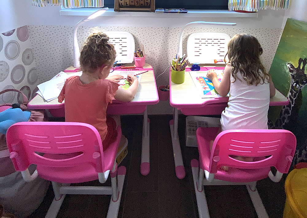 Recenze: Růžové stolky se židlemi. Průšvih nebo dobrý nákup?