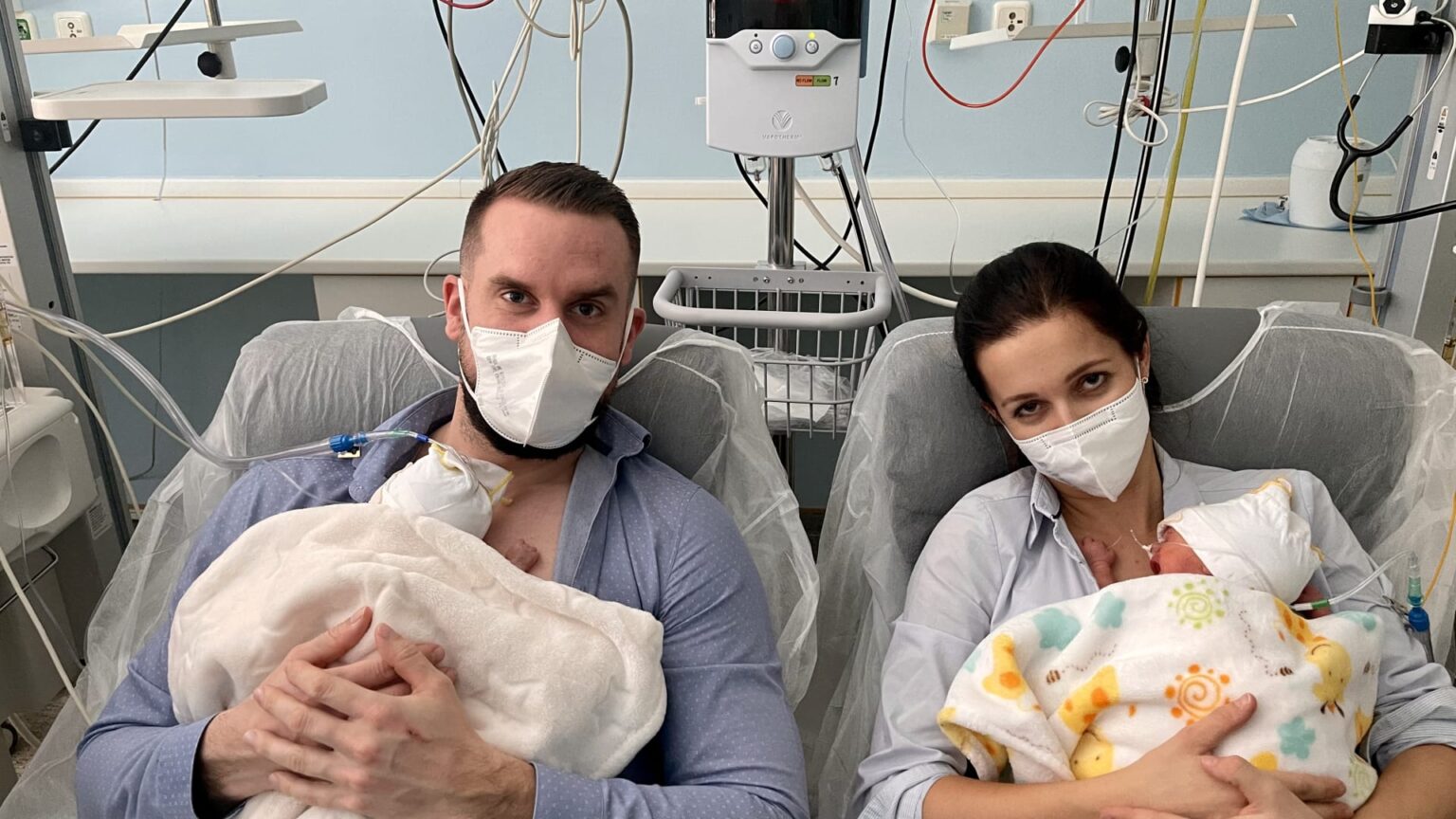 Tereza porodila miminka do dlaně. Jedno z dvojčat vážilo dvakrát víc než druhé