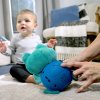 BABY EINSTEIN Hračka hudební interaktivní želva Neptune's Cuddly Composer™ 6m+